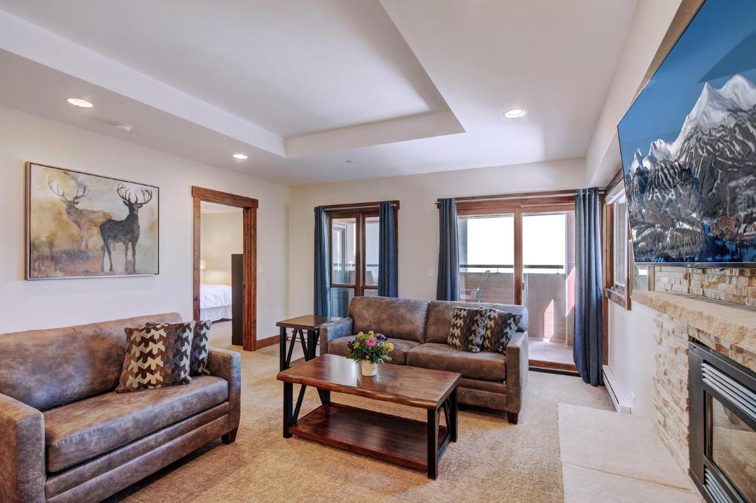 Photo of Livingroom in Peak 9