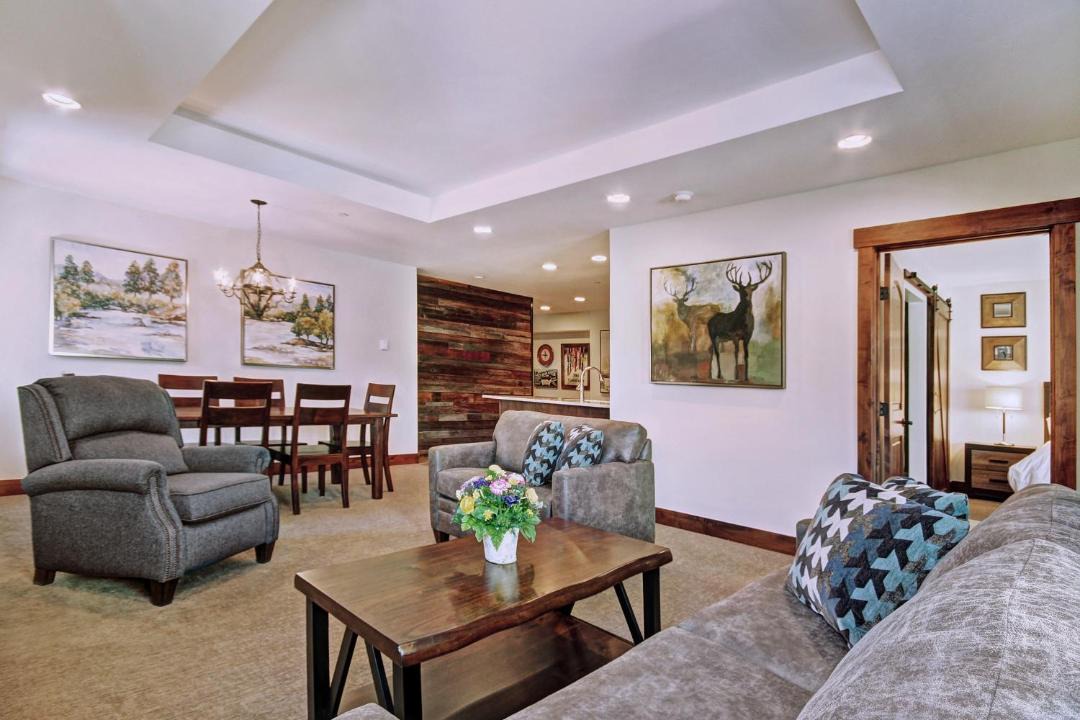 Photo of Livingroom in Peak 9