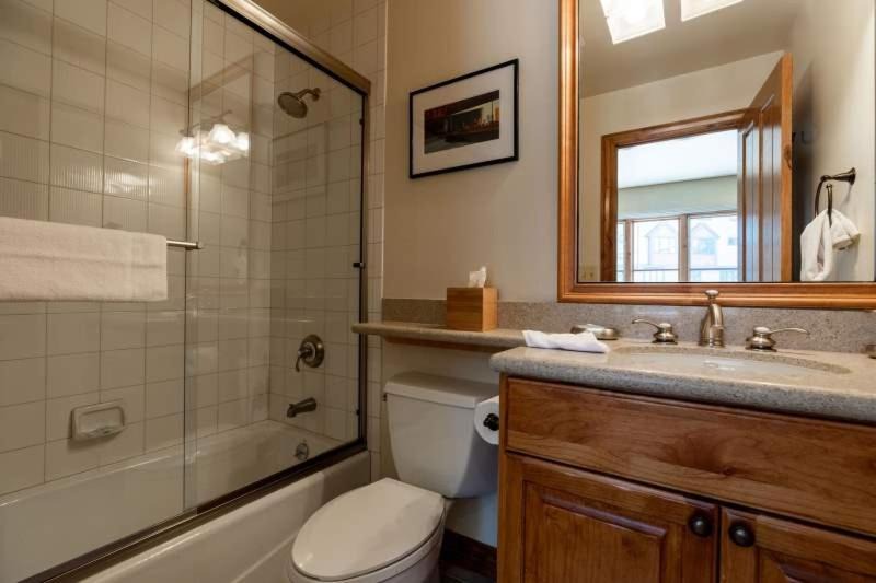 Photo of Bathroom in Highlands Townhomes