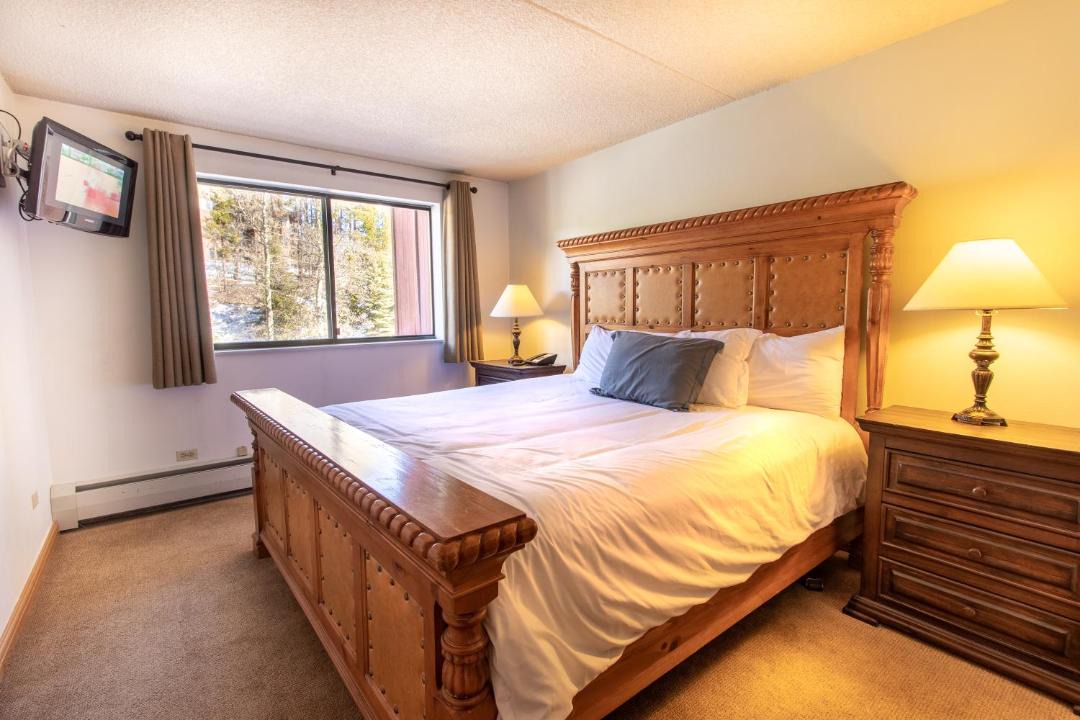 Photo of Bedroom in Peak 9