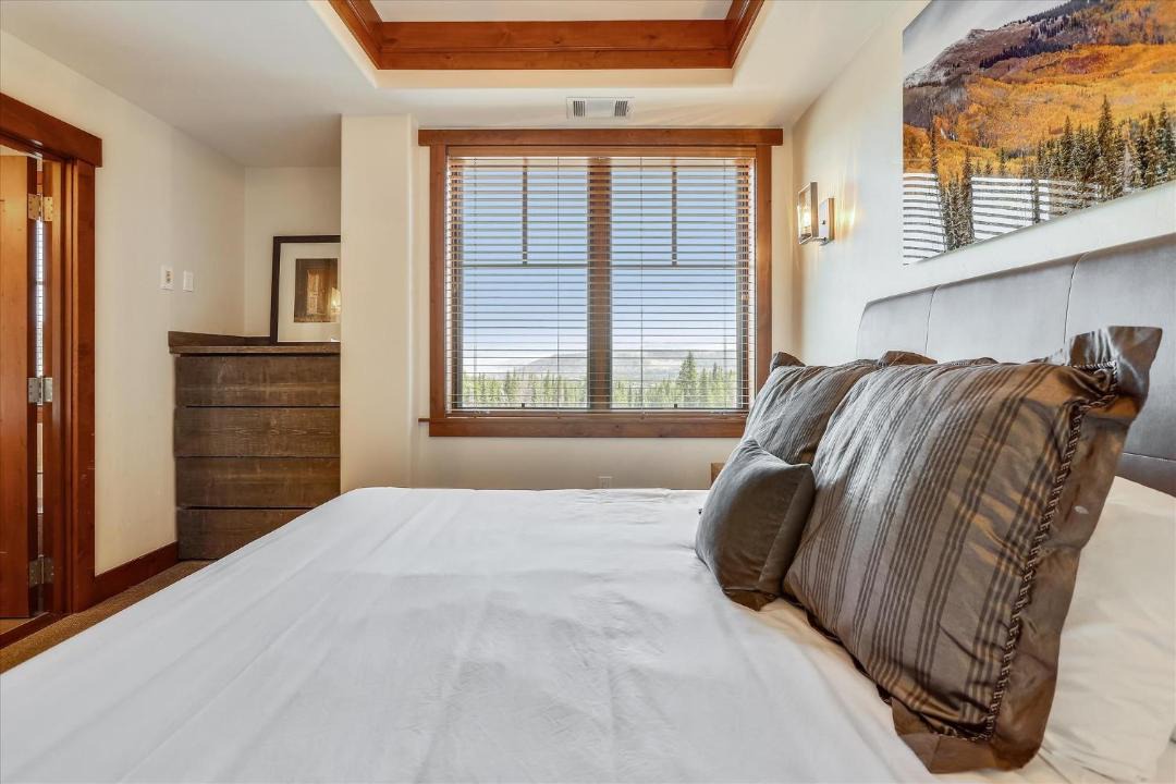 Photo of Bedroom in Peak 8
