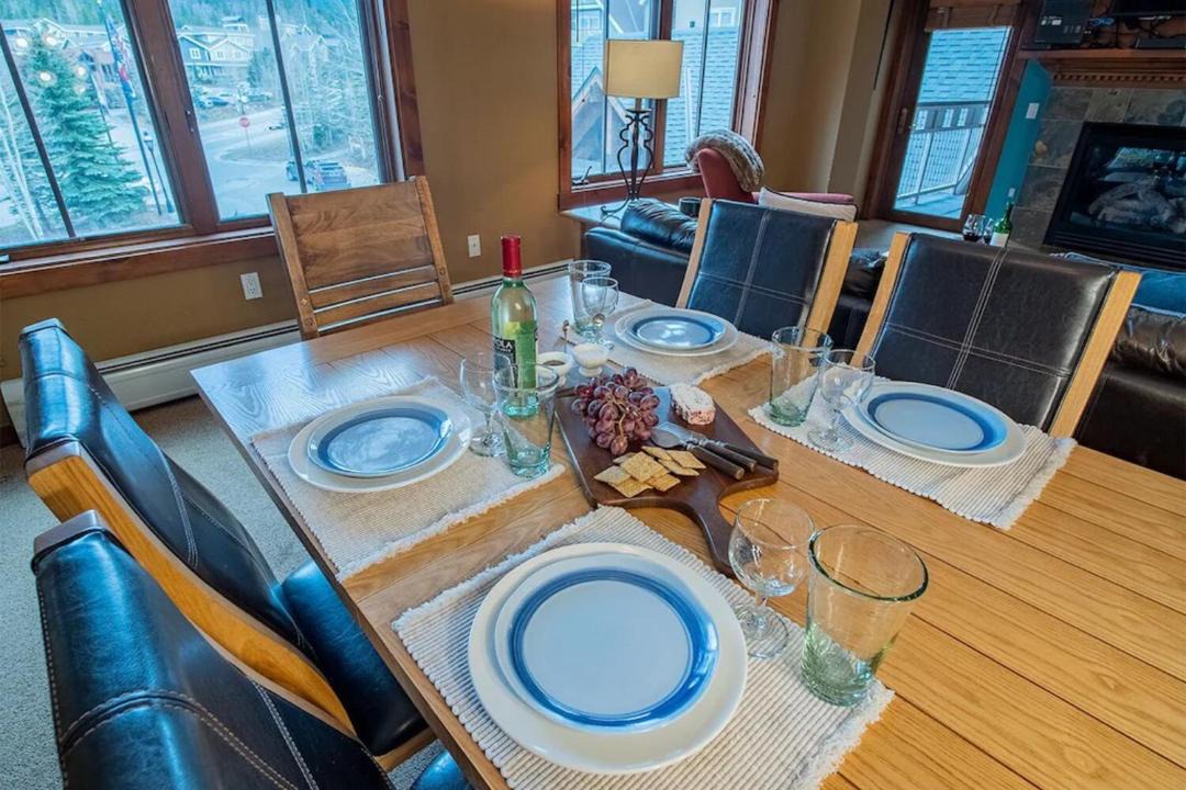 Photo of Livingroom in Peak 9