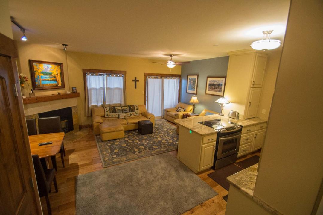Photo of Livingroom in Summit Cove
