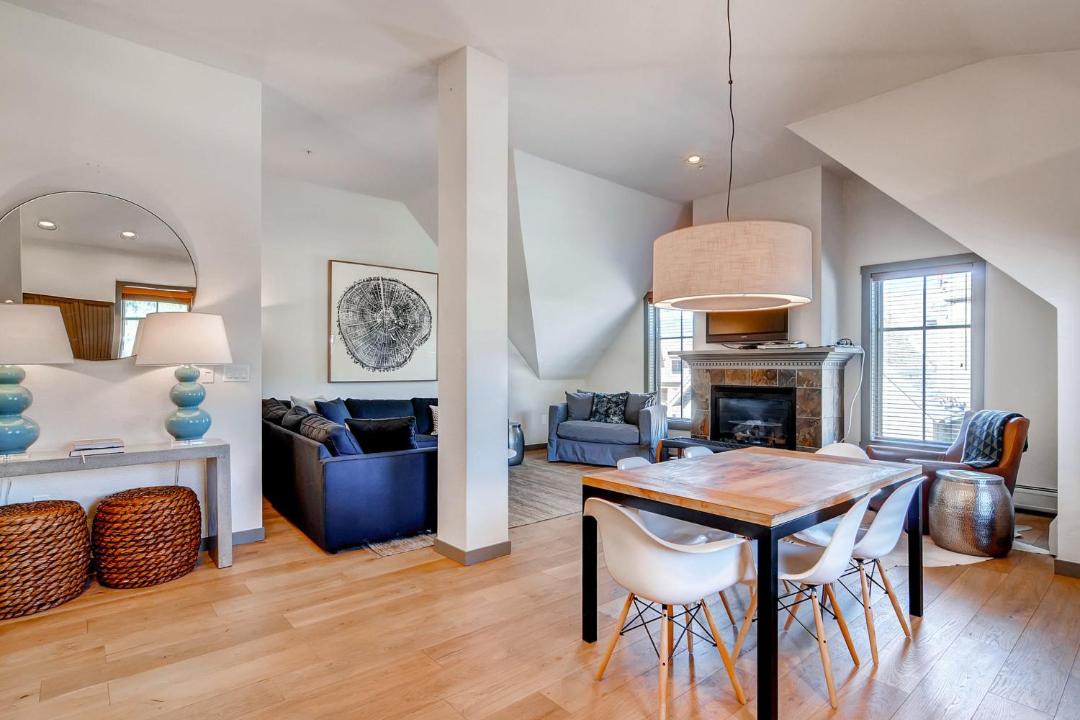 Photo of Livingroom in Peak 9