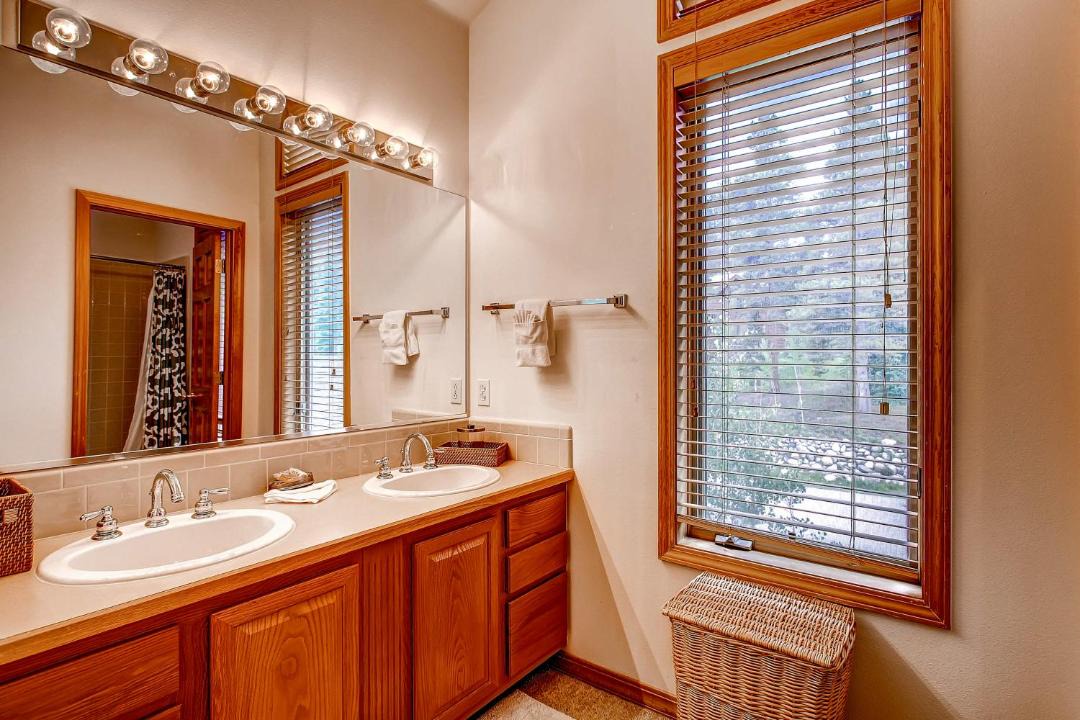 Photo of Bathroom in Peak 8
