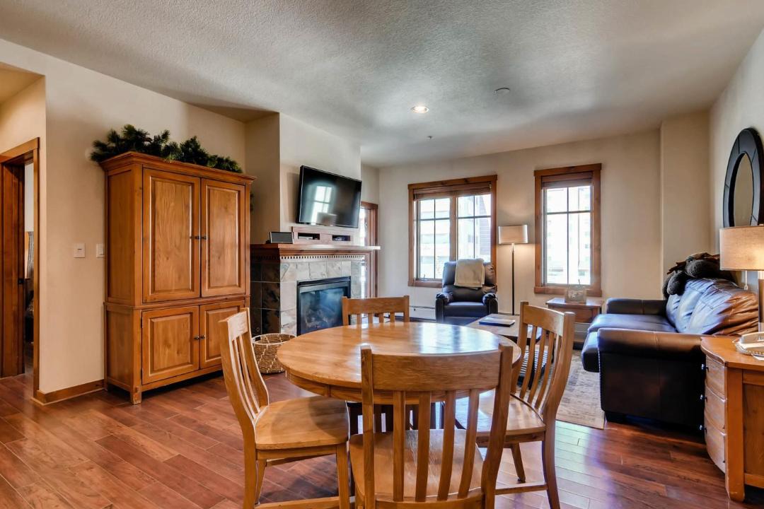 Photo of Livingroom in Peak 9