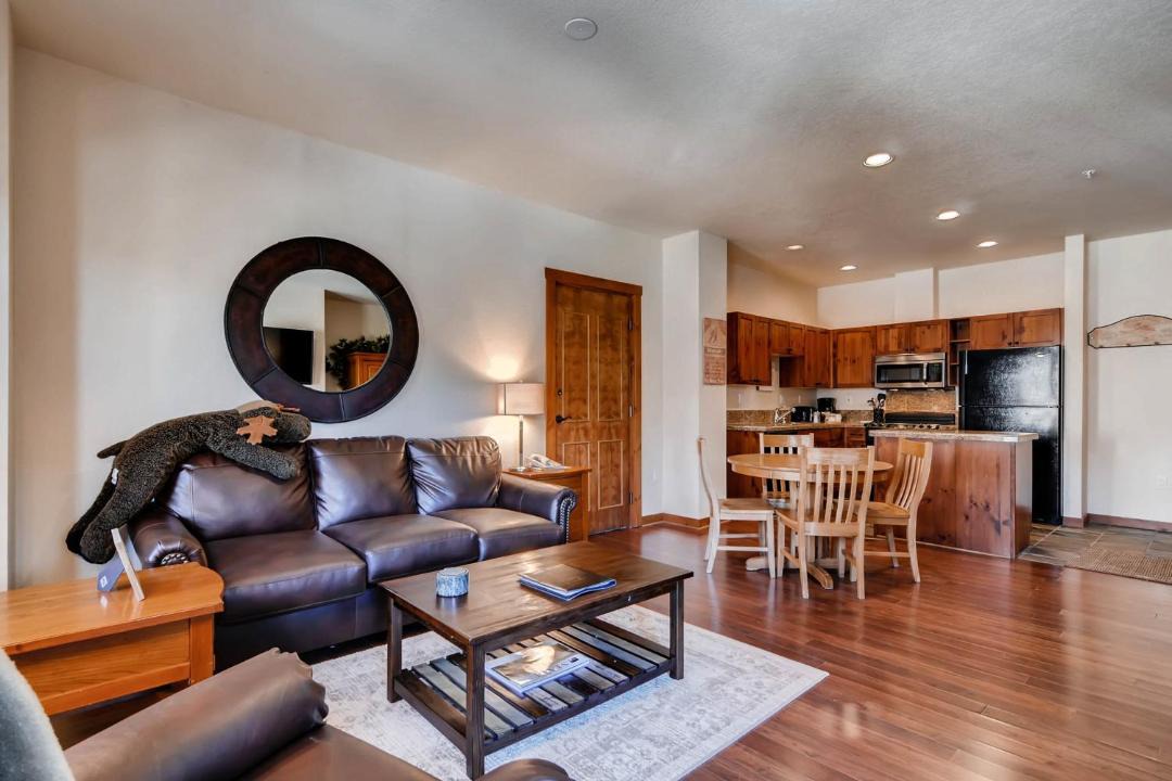 Photo of Livingroom in Peak 9