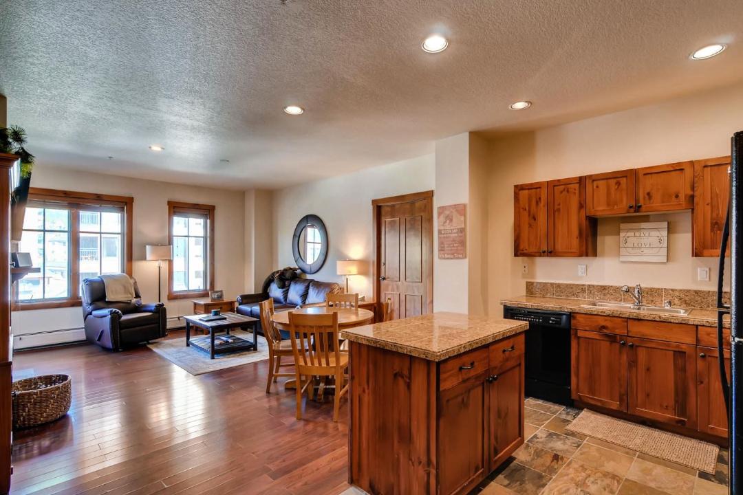 Photo of Livingroom in Peak 9