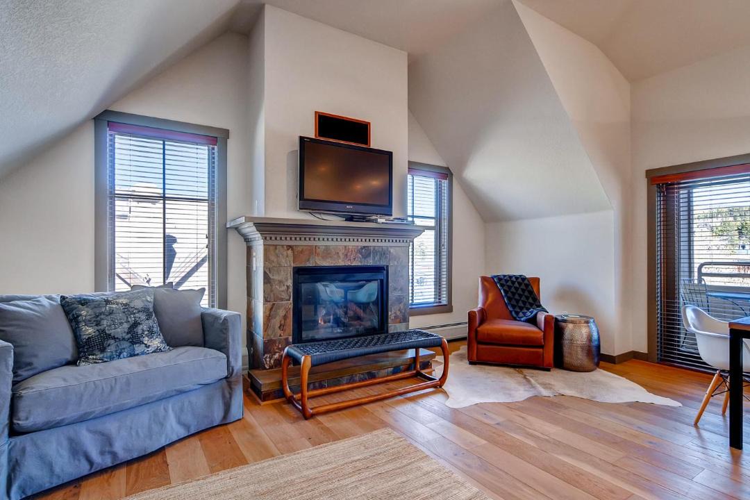 Photo of Livingroom in Peak 9