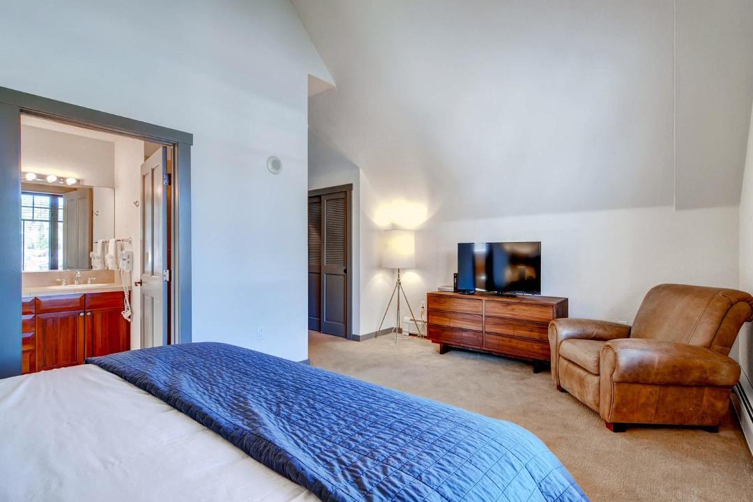 Photo of Bedroom in Peak 9