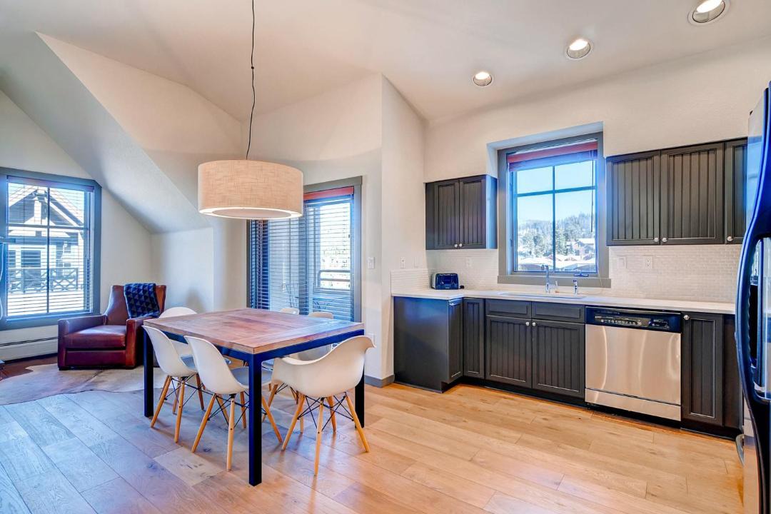 Photo of Livingroom in Peak 9