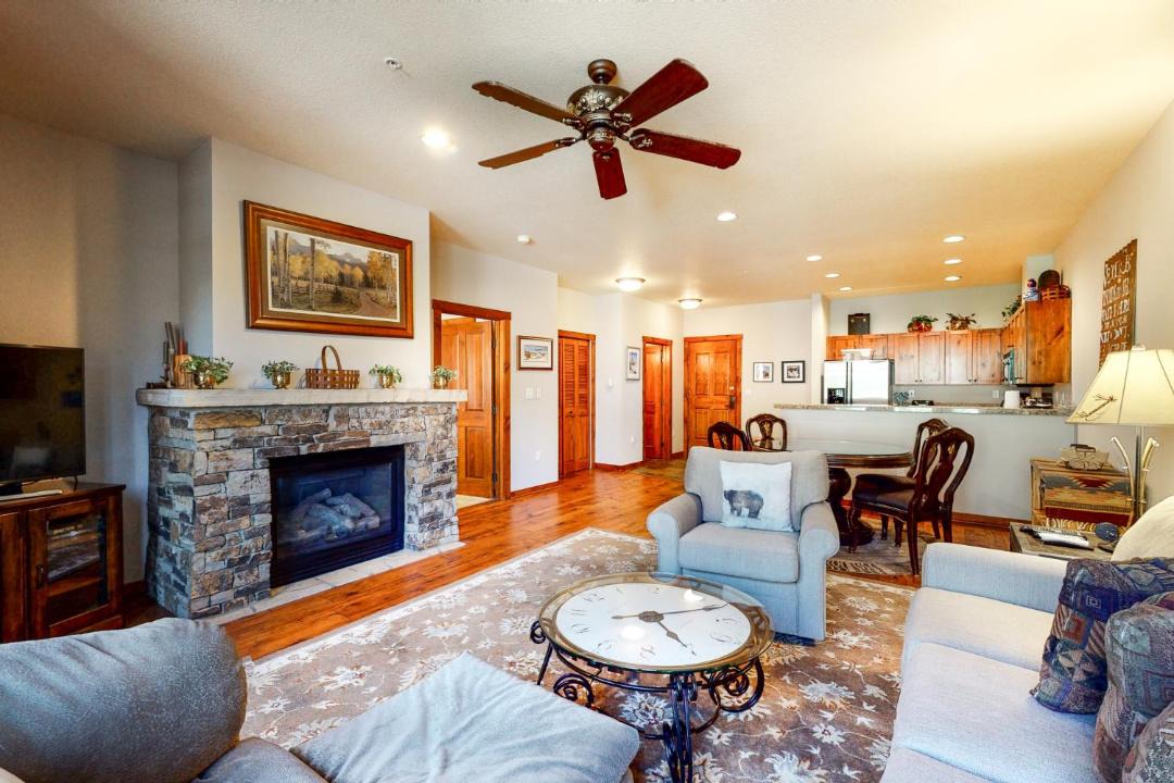 Photo of Livingroom in Peak 9