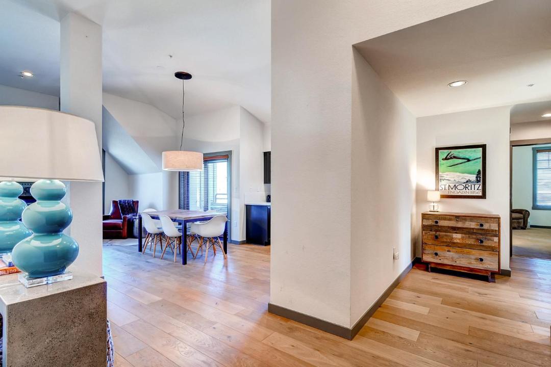 Photo of Livingroom in Peak 9