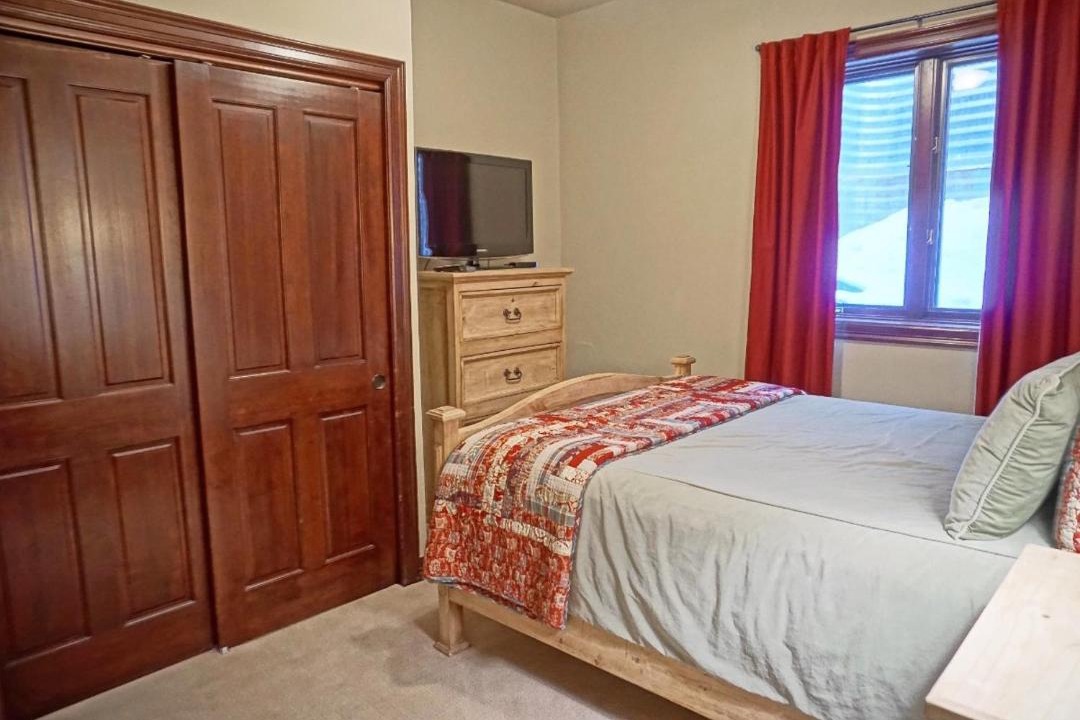 Photo of Bedroom in Highland Meadows