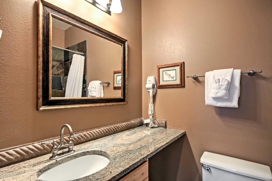 Photo of Bathroom in Four O'Clock