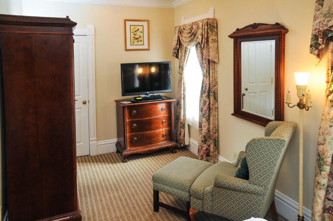Photo of Livingroom in Manitou Springs Historic District