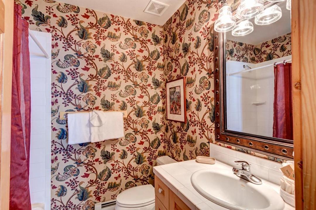 Photo of Bathroom in Peak 8