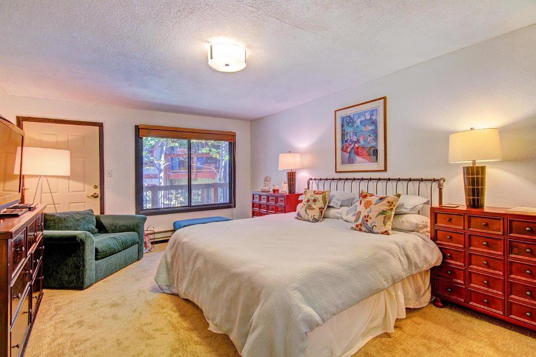 Photo of Bedroom in Peak 9