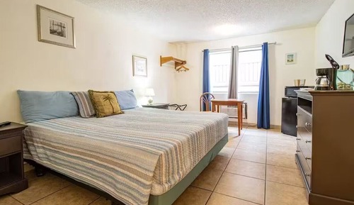 Basic Room, 1 King Bed