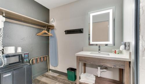 Quadruple Room with Private Bathroom