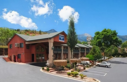 Manitou Springs Hotel | Econo Lodge Inn & Suites
