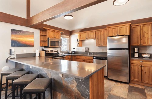 Baldy Mountain Apartment | 3 Bed Penthouse. Hot Tubs. Luxury Free Ski Shuttle