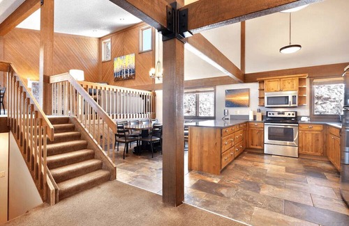 Baldy Mountain Apartment | 3 Bed Penthouse. Hot Tubs. Luxury Free Ski Shuttle