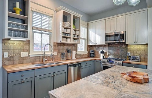 Buena Vista House | This peaceful 4-bedroom, 3.5-bathroom residence sleeps up to 13 guests