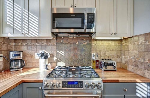 Buena Vista House | This peaceful 4-bedroom, 3.5-bathroom residence sleeps up to 13 guests