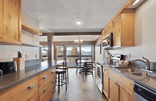 Baldy Mountain Apartment | 1500 sq ft Townhome Hot Tubs Free Shuttle Pets Ok