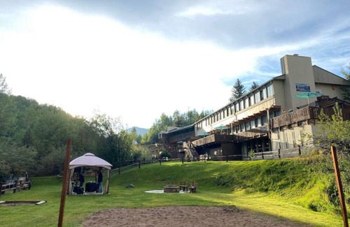 Glenwood Springs Cabin | North Facing Room #9