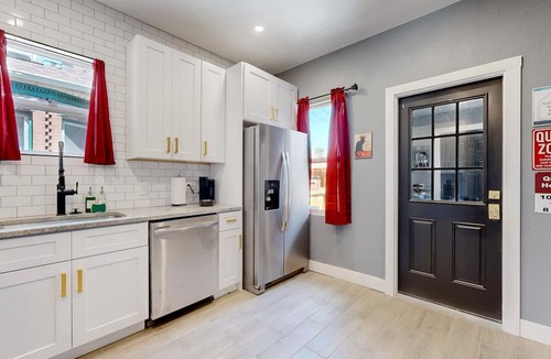 Baker House | Spooky 4-king bed house in Denver with AC & WiFi