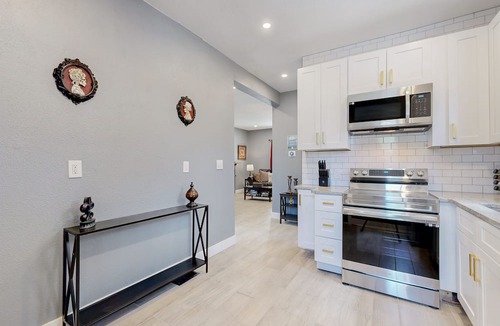 Baker House | Spooky 4-king bed house in Denver with AC & WiFi