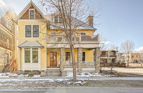 Buena Vista House | This peaceful 4-bedroom, 3.5-bathroom residence sleeps up to 13 guests