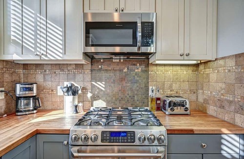 Buena Vista House | This peaceful 4-bedroom, 3.5-bathroom residence sleeps up to 13 guests