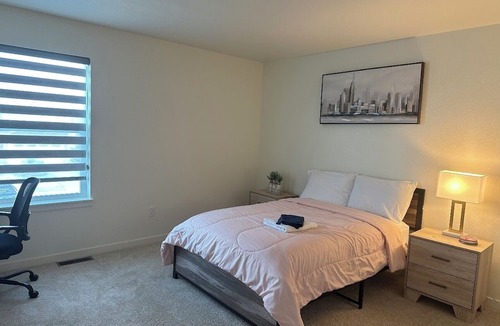 Commerce City House | Cozy Room 10 mins to DIA airport - Shared Place