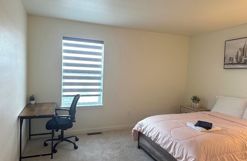 Commerce City House | Cozy Room 10 mins to DIA airport - Shared Place