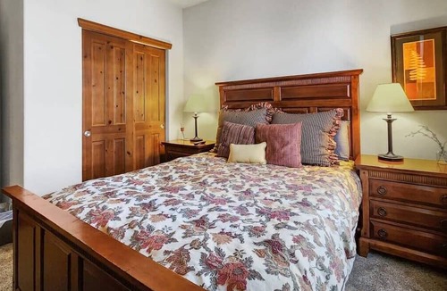 The Highlands Condo | 2BD Condo by Shuttle Ski Lifts and Golfing