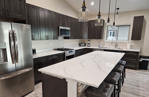Montrose House | New, high-end home with mountain views. 5-10 mins from all amenities.