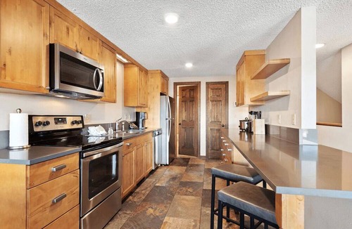 Baldy Mountain Apartment | 1500 sq ft Townhome Hot Tubs Free Shuttle Pets Ok