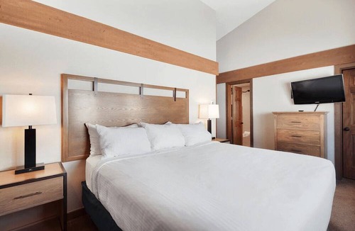 Baldy Mountain Apartment | 1500 sq ft Townhome Hot Tubs Free Shuttle Pets Ok