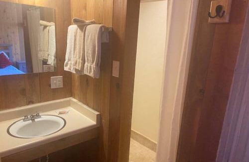 Glenwood Springs Cabin | North Facing Room #9