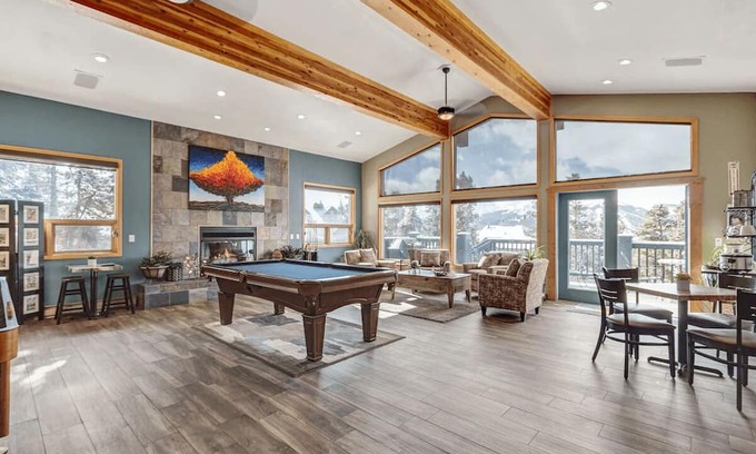 Baldy Mountain Apartment | 3 Bed Penthouse. Hot Tubs. Luxury Free Ski Shuttle