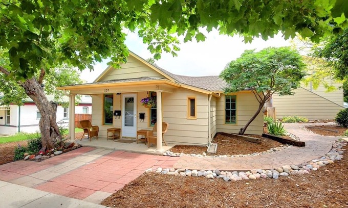 Golden House | Golden Historic District 3BR Bungalow