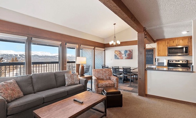 Baldy Mountain Apartment | 1500 sq ft Townhome Hot Tubs Free Shuttle Pets Ok